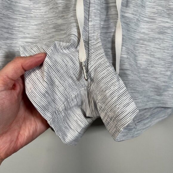 Lululemon On The Fly Short 2.5" Size 6 Wee Are From Space Nimbus Gray Athletic - Picture 6 of 6